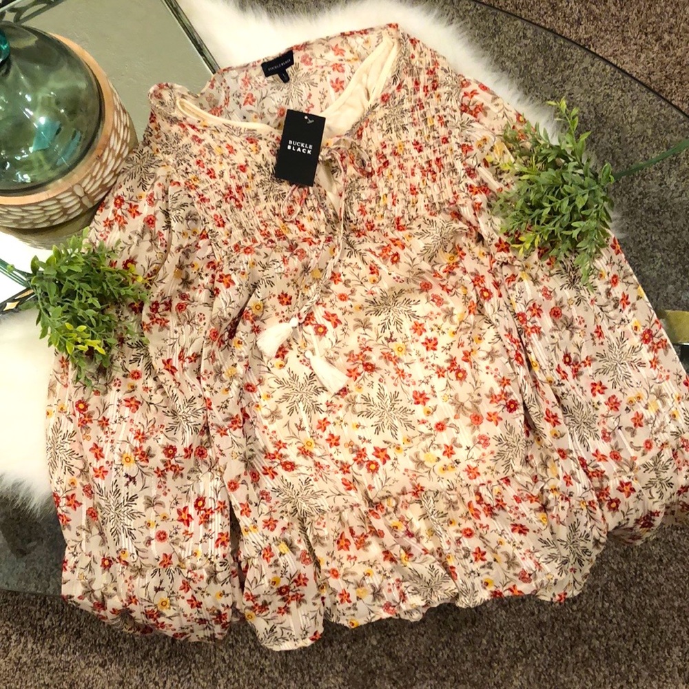 NWT - Buckle Black Women’s Super Cute Floral Blouse! Large